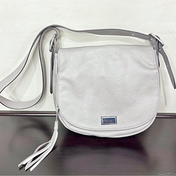 Juicy Couture Rosa vegan leather saddle bag/Crossbody adjustable strap10”x11” - Picture 2 of 15